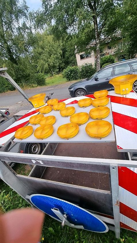 Nissen Absperrtafel VZ616 LED Absperrtafel Sperrwand Verkehrsleittafel Verkehrsleitanhänger Verkehrssicherungsanhänger Leitanhänger Leittafel Verkehrssicherung Nissen Horizont